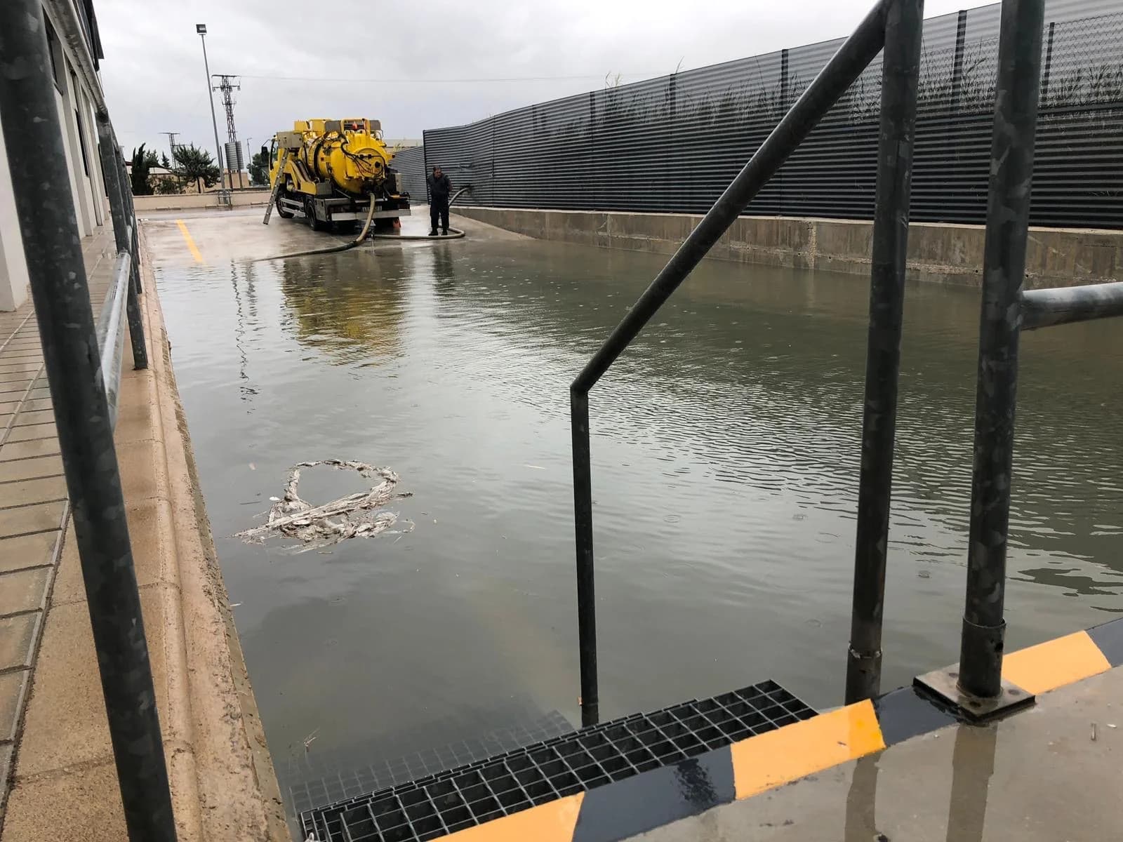 Técnico de Desatascos Alval realizando desatasco de alcantarillado en Alicante