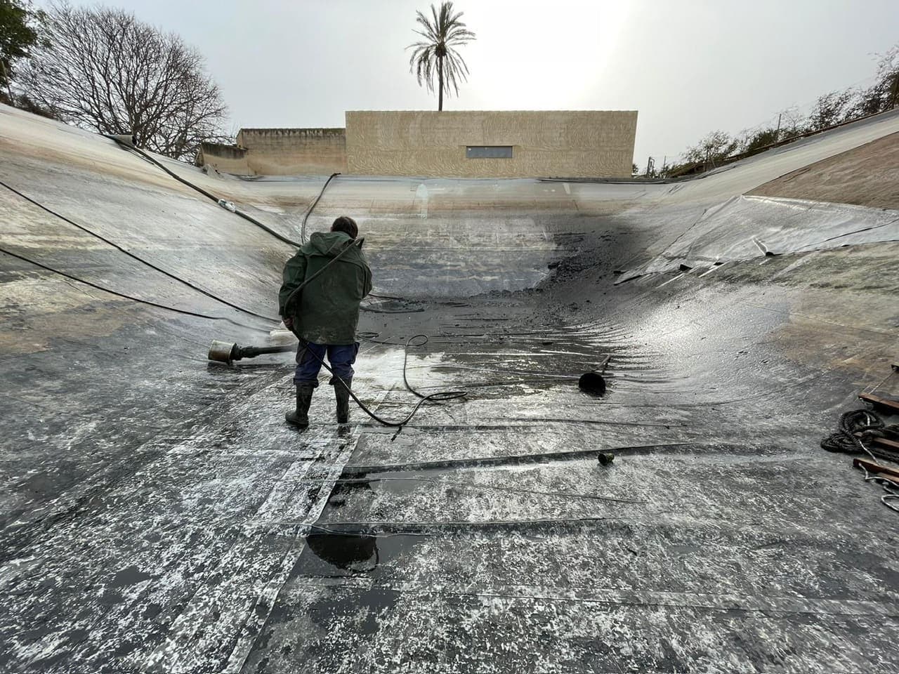 Limpieza y vaciado de balsa con camión cuba en Alicante – Desatascos Alval